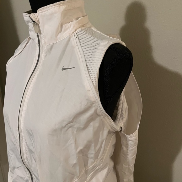 Women’s Nikefit white size M running jacket. - Picture 3 of 3